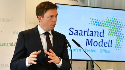 Saarlands Ministerpräsident Tobias Hans (CDU) stellt die Pläne vor.