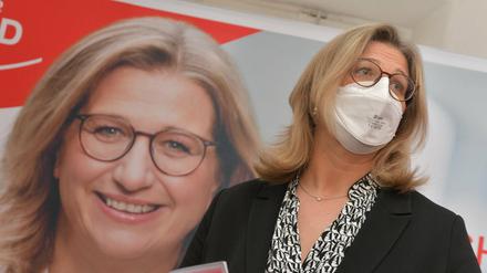 SPD-Spitzenkandidatin mit Maske und Werbeplakat: Anke Rehlinger, Wirtschaftsministerin im Saarland.