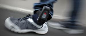 Elektronische Fußfesseln zur Überwachung sogenannter Gefährder sind umstritten.