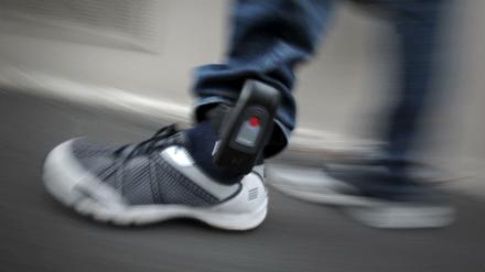 Elektronische Fußfesseln zur Überwachung sogenannter Gefährder sind umstritten. 
