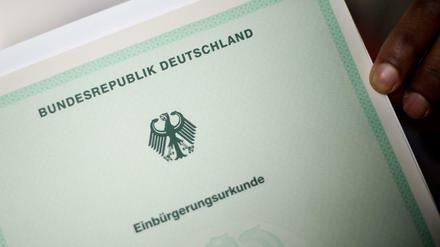 Der Sachverständigenrat für Integration und Migration (SVR) hat Bund und Ländern empfohlen, die praktischen Hürden für die Einbürgerung zu senken.