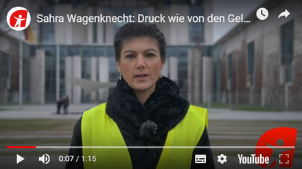 Linken-Politikerin Sahra Wagenknecht in Gelbweste vor dem Kanzleramt.