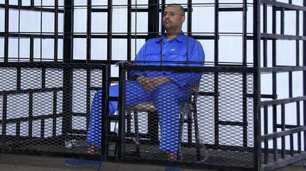 Saif al Islam Gaddafi, der Sohn des einstigen libyschen Machthabers Muammar al Gaddafi, während einer Gerichtsverhandlung in Zintan im Mai 2014. 