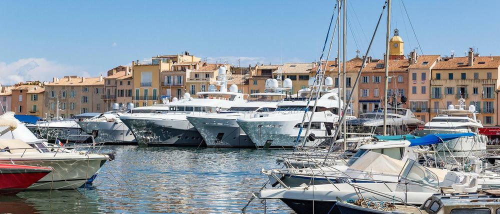 Yachten im Hafen vor den historischen Gebäuden in Saint Tropez, Frankreich. (Symbolbild)