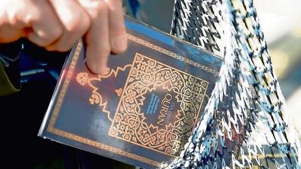 Islamisten verteilen am 14.04.2012 am Potsdamer Platz in Berlin kostenlose Koran-Exemplare an Passanten. Die salafistische Szene in Deutschland wächst. Besonders junge Leute gelten als empfänglich für die Propaganda der radikal-islamischen Prediger. 