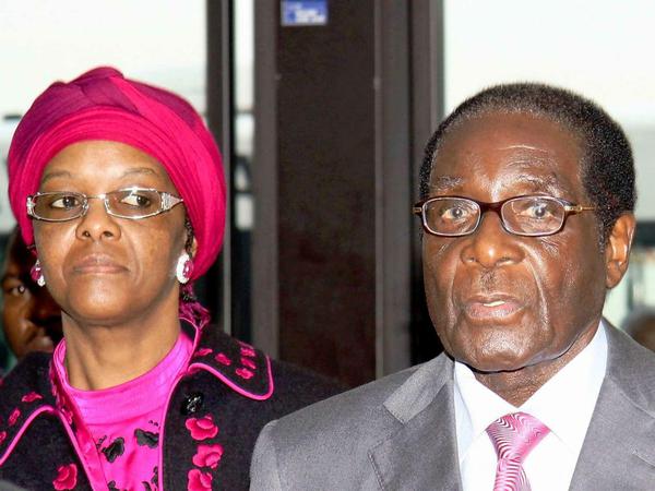 Grace Mugabe (49) versucht sich als Nachfolgerin für ihren Mann, Robert Mugabe (90), ins Gespräch zu bringen. Der Präsident wehrt sich jedenfalls nicht gegen die Idee. Grace Mugabe führt seit einiger Zeit die Frauenliga der Regierungspartei Zanu-PF. 
