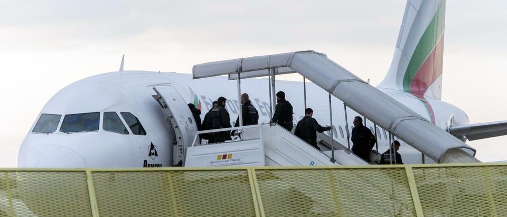 Abgelehnte Asylbewerber steigen am Baden-Airport in Rheinmünster im Rahmen einer landesweiten Sammelabschiebung in ein Flugzeug. 
