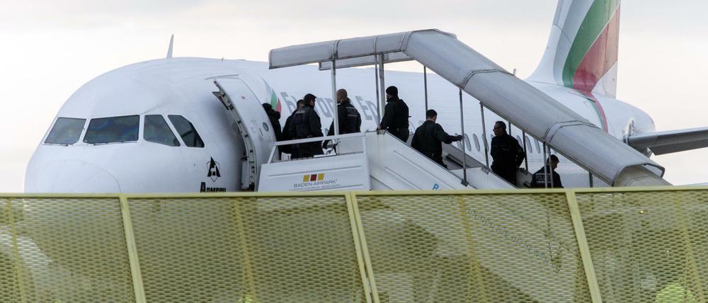 Abgelehnte Asylbewerber steigen in ein Flugzeug. 