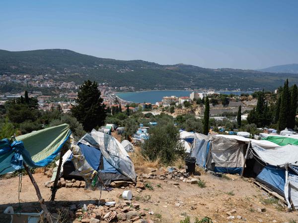Eine improvisierte Siedlung außerhalb des überfüllten Lagers auf der griechischen Insel Samos 