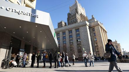 Schlange vor einer Bank in Russland: Sanktionen haben Wirkung - werden jedoch am besten strategisch zur Abschreckung eingesetzt.
