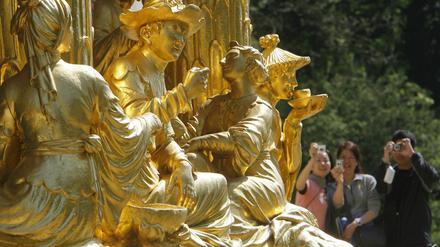 Freundliche Übernahme. Touristen aus Hongkong im Potsdamer Park von Sanssouci 