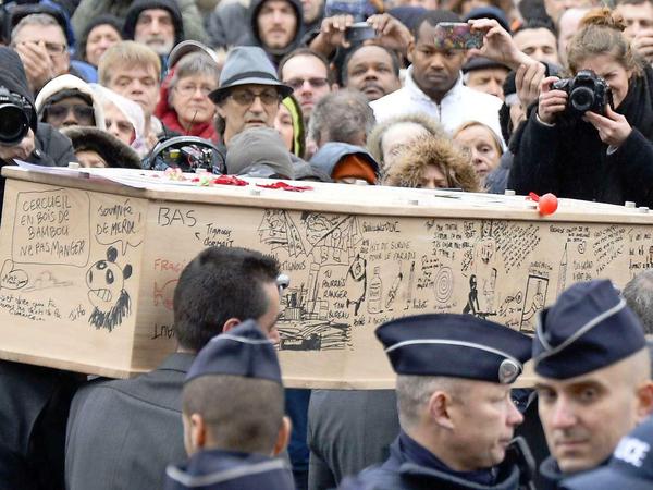 Am Donnerstag wird der Sarg des Karikaturisten Bernard "Tignous" Verlhac in Montreuil nahe Paris zum Grab getragen.