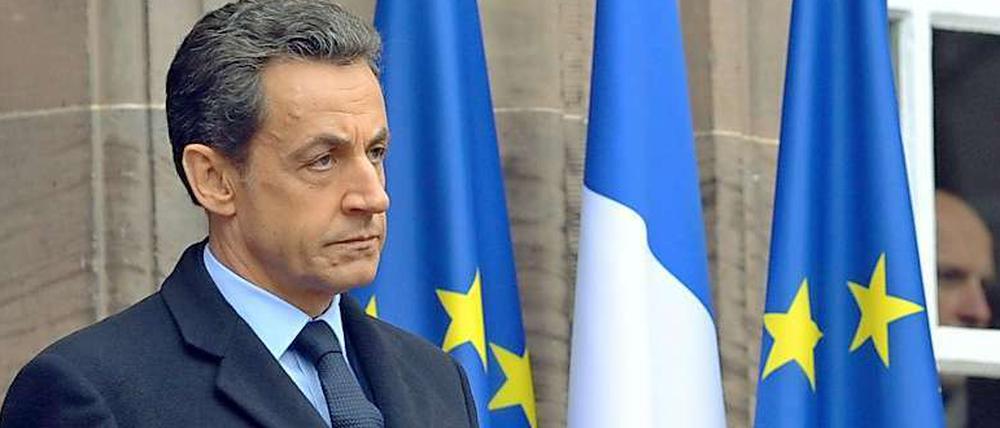 Frankreichs Staatspräsident Nicolas Sarkozy nach Herabstufung seines Landes durch die Ratingagentur Standard &amp; Poor's unter Druck.
