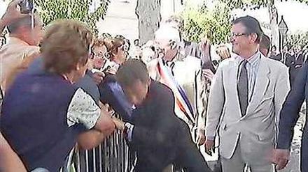 Frankreichs Präsident Nicolas Sarkozy wird in der südwestfranzösischen Gemeinde Brax tätlich angegriffen.