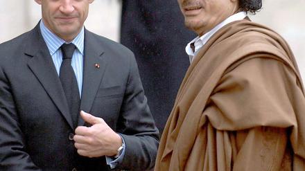 Nicolas Sarkozy wies Gerüchte über angebliche Wahlkampfspenden von Muammar al-Gaddafi als "Fälschung" zurück.  