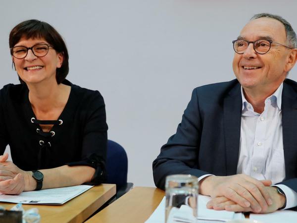 Saskia Esken und Norbert Walter-Borjans nach ihrer Wahl in Berlin.