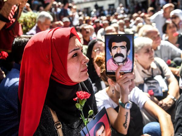 Die Verschwundenen. Jeden Samstag demonstrieren türkische Mütter in Istanbul. Sie wollen wissen, wo sich ihre Männer und Söhne befinden. 