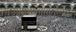 Saudi-Arabien ist Hüter der heiligen Stätten des Islam: Pilger an der großen Moschee und der Kaaba in Mekka.