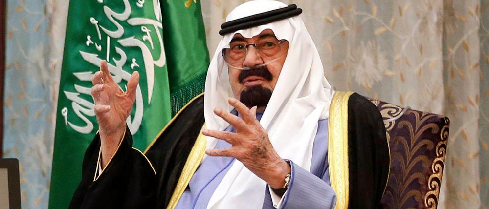 Saudi-Arabiens König Abdullah wird über einen Schlauch mit Luft versorgt