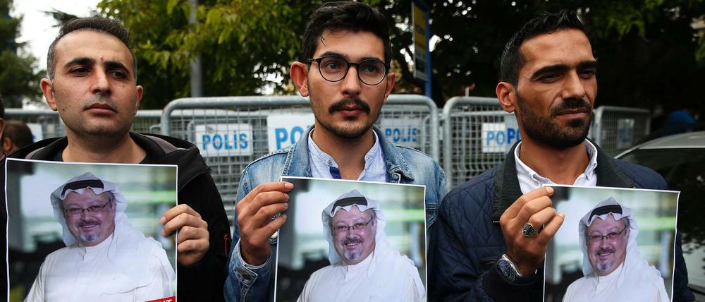 Journalisten halten Poster mit Fotos von Khashoggi bei einem Protest in der Nähe des Konsulats in Istanbul. 