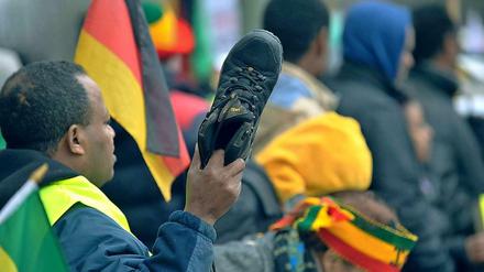 "Das", sagte ein Demonstrant am Donnerstagmorgen vor der Botschaft Saudi-Arabiens in Berlin, "ist die einzige Sprache, die diese Menschen verstehen:" Etwa 300 hatten sich vor dem Prachtbau am Tiergarten versammelt, und viele hielten der Botschaft Schuhe entgegen - die ultimative Beleidigung für Muslime. Die Exil-Äthiopier protestierten gegen die Übergriffe auf rund 23 000 Äthiopier, die aktuell in saudischen Abschiebelagern sitzen und auf ihre Ausreise warten müssen. 