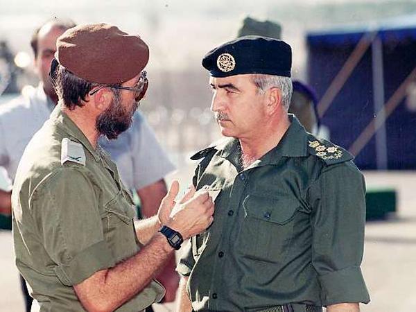1994: Brigadegeneral Baruch Spiegel (li.) und Generalmajor Mansour Abu Rashid bei den Vorbereitungen zur Unterzeichnung des Friedensvertrages in der Nähe von Eilat, Israel. 