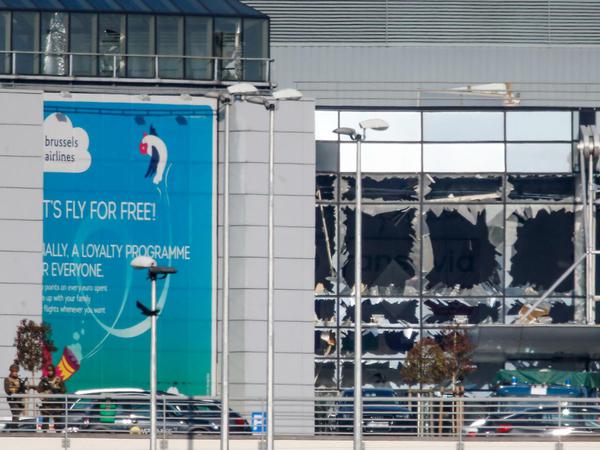 Die beschädigte Fassade des Brüsseler Flughafens.