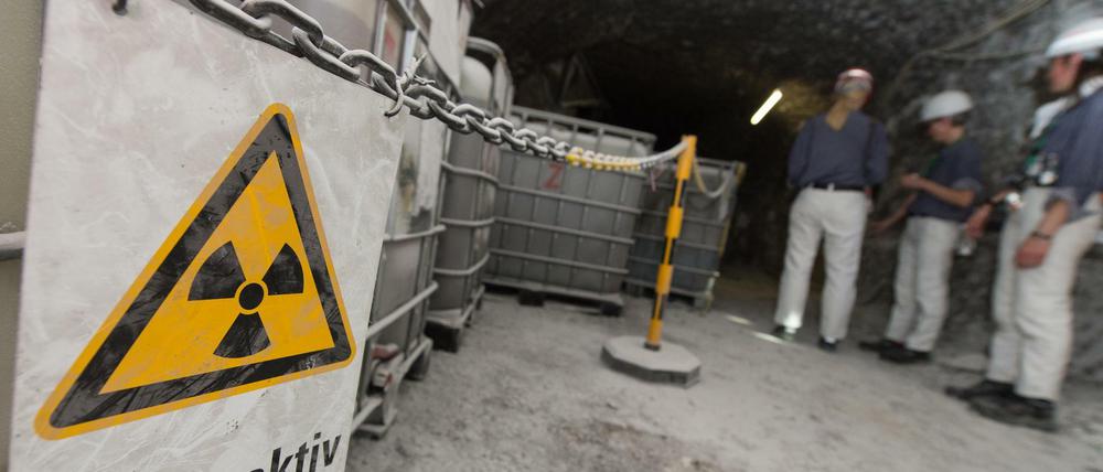 Vor Containern mit radioaktiver Lauge hängt in der Schachtanlage Asse ein Warnschild mit der Aufschrift "Radioaktiv". 