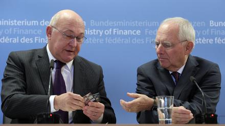 Frankreichs Finanzminister Sapin (links) veranschaulichte seinem deutschen Amtskollegen Schäuble, was es mit anonymen Prepaid-Bankkarten auf sich hat. 
