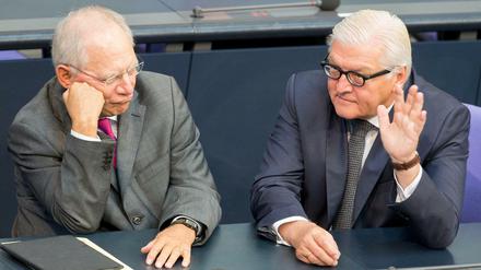 Kabinettskollegen: Wolfgang Schäuble (CDU) und Frank-Walter Steinmeier (rechts, SPD).
