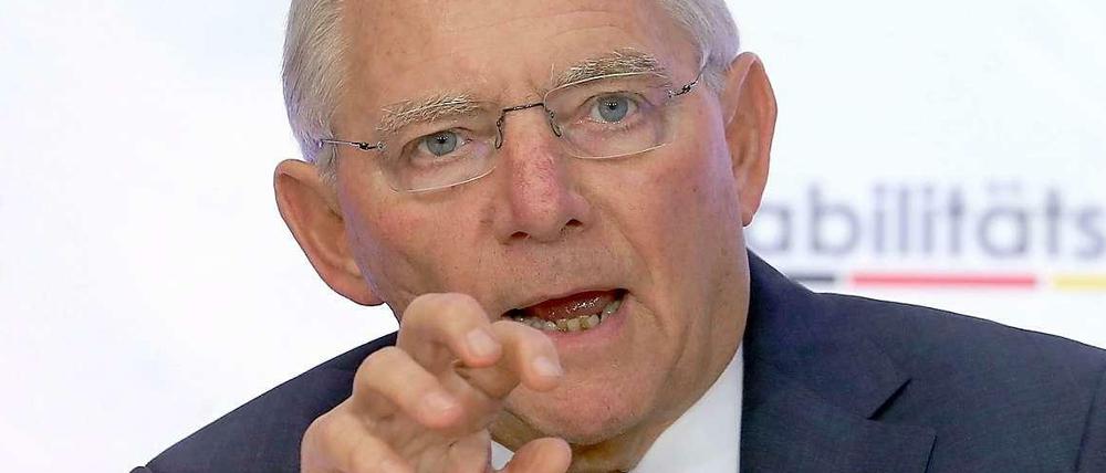 Bundesfinanzminister Wolfgang Schäuble (CDU) hat den Co-Chef der Deutschen Bank, Jürgen Fitschen, in ungewöhnlich scharfer Form kritisiert.