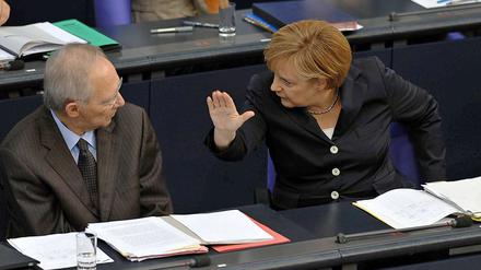 Generaldebatte im Bundestag. Kanzlerin und Finanzminister sehen sich mit heftige Vorwürfen konfrontiert.