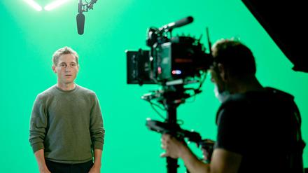 Der Schauspieler Volker Bruch steht bei Dreharbeiten für einen Kurzfilm vor der Kamera.
