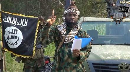 Seit März ist der Anführer der Terrormiliz Boko Haram nicht mehr öffentlich in Erscheinung getreten. Nachdem der Präsident des Tschad Mitte August behauptet hatte, er sei abgesetzt worden, meldete er sich am vergangenen Sonntag mit einer Tonaufnahme zurück. 