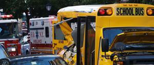 Eine Kollision mit einem Schulbus stoppte die Fahrt die Attentäters.