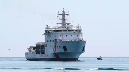 Das Foto zeigt das Schiff «Diciotti» der italienischen Küstenwache, an dessen Bord sich 177 Migranten befinden, die seit drei Tagen auf Hoher See ausharren. 
