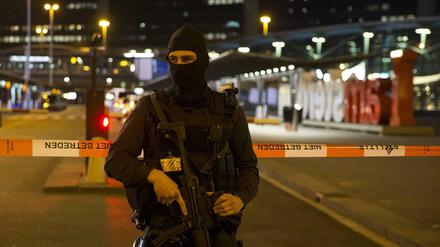Schwerbewaffnete Polizisten kontrollierten die abgesperrten Bereiche des Flughafens Schiphol.