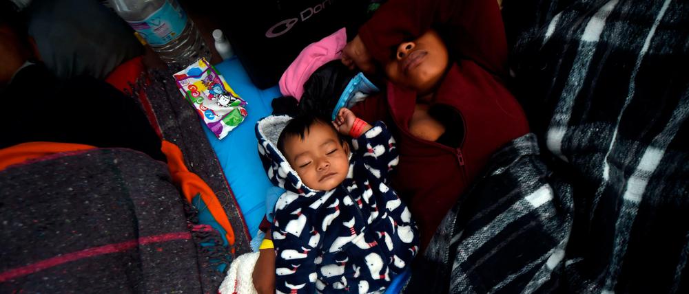 Eine Mutter aus Mittelamerika und ihr Kind schlafen in einer mexikanischen Aufnahmelager auf ihrem Weg Richtung USA. Gerade für verletzliche Migranten will der UN-Pakt mehr Sicherheit schaffen.