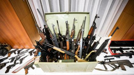 Ein Teil der beschlagnahmten Waffen war bei einer Pressekonferenz der Landespolizeidirektion Wien zu sehen.