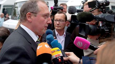 Viele offene Fragen. Journalisten interviewen am Dienstag den schleswig-holsteinischen Wirtschaftsminister Jost de Jager, der nun den CDU-Parteivorsitz übernehmen soll.