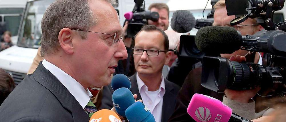 Viele offene Fragen. Journalisten interviewen am Dienstag den schleswig-holsteinischen Wirtschaftsminister Jost de Jager, der nun den CDU-Parteivorsitz übernehmen soll.