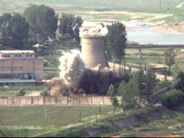 Dieses Videostandbild einer Fernsehübertragung zeigt die Zerstörung des Kühlturms am Atomtestgelände Punggye-ri im Jahr 2008.