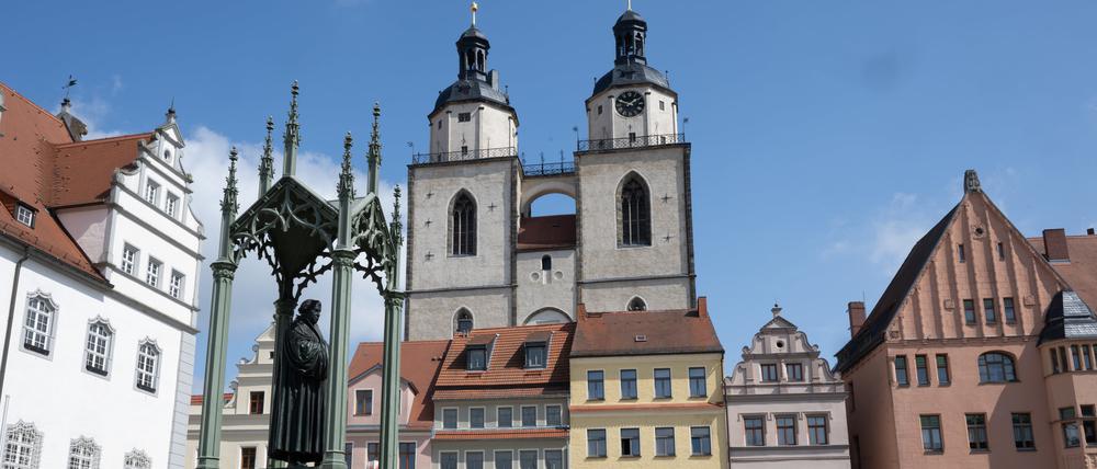 Die Türme der Stadtkirche St. Marien ragen über den Marktplatz der Stadt Wittenberg. An der Kirche befindet sich eine als „Judensau“ bezeichnete Schmähplastik, die stark umstritten ist.