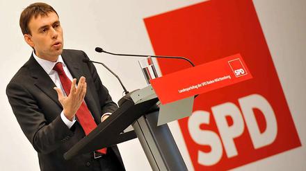 Mit Nils Schmid (SPD) hat Baden-Württembergs Ministerpräsident Stefan Mappus (CDU) nun einen offiziellen Herausforderer für die Wahl im März. Schmid setzt sich für eine Volksabstimmung zu "Stuttgart 21" ein, obwohl die Sozialdemokraten das Bahnhofsprojekt eigentlich befürworten.