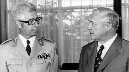 Gerd Schmückle (l) wird am 20. Dezember 1977 in Bonn von Bundesverteidigungsminister Georg Leber (r) zum Vier-Sterne-General ernannt. Schmückle ist im Alter von 95 Jahren gestorben. 