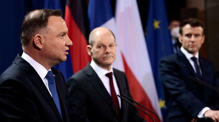 Polen ist zurück im Kreis der europäischen Vermittler im Ukrainekrieg: Polens Staatspräsident Andrzej Duda (links), Bundeskanzler Olaf Scholz (SPD) und der französische Präsident Emmanuel Macron in Berlin.