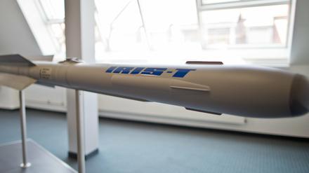Die Luft-Luft-Rakete Iris-T des Industrie- und Rüstungskonzerns Diehl wird am Rande der Jahrespressekonferenz des Unternehmens ausgestellt (Archivfoto).