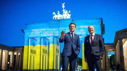 Bundeskanzler Olaf Scholz empfing am Montagabend Frankreichs Präsident Emmanuel Macron, samt Fototermin vor dem Brandenburger Tor.
