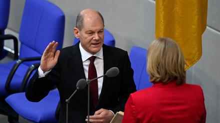 Kanzler Olaf Scholz spricht im Bundestag den Amtseid