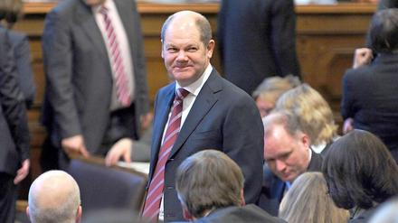 Ein hanseatisch zurückhaltendes Lächeln: Olaf Scholz (SPD, M.) ist neuer Regierungschef in Hamburg.